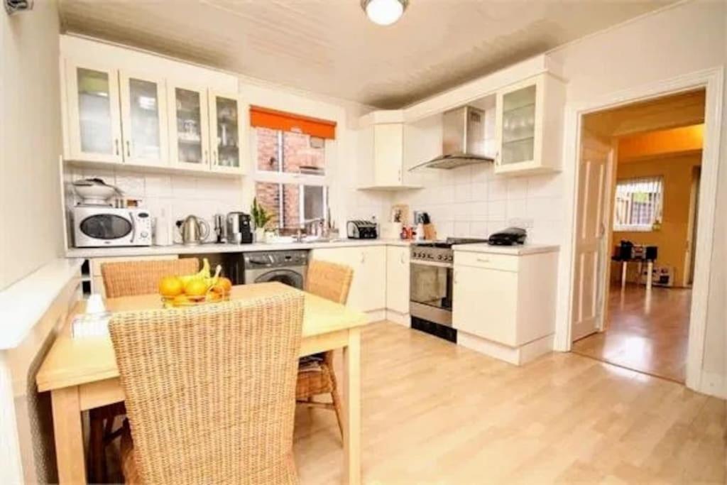 Ground Floor 3 Bedroom Flat Appartamento Londra