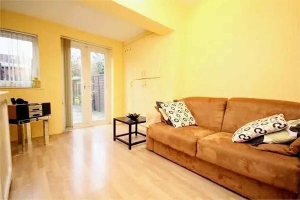 Appartamento Ground Floor 3 Bedroom Flat Londra